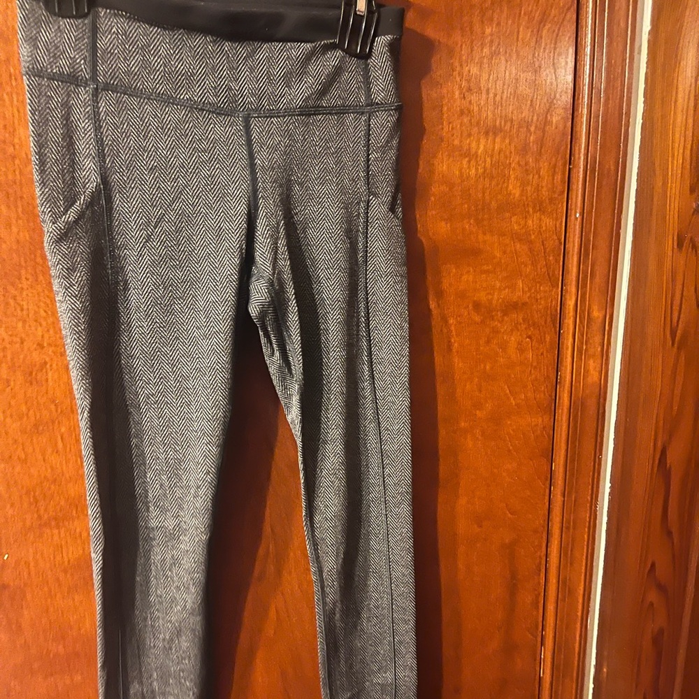 Patterned lululemon leggings size 6